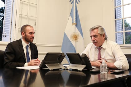 El presidente Alberto Fernández y su ministro de Economía, Martín Guzmán, sostienen que las nuevas restricciones al dólar eran "inevitables".