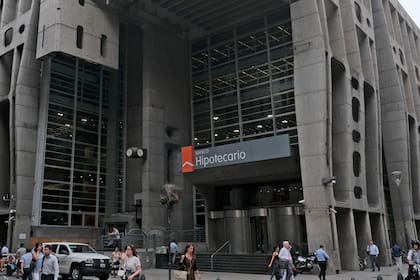 Deudas privadas. Las empresas miran qué hará el Central con el Banco Hipotecario