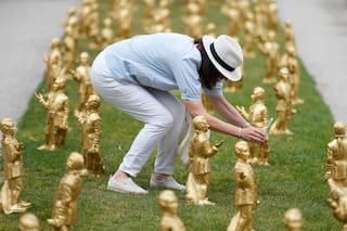 Develan 300 estatuillas doradas de Mozart en el 270° aniversario de su natalicio