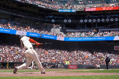 Devers conecta jonrón contra su equipo anterior y Gigantes superan 3-2 a Medias Rojas