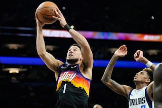 Devin Booker anota 37; Suns aseguran el séptimo puesto del Oeste con triunfo 112-107 ante Mavs