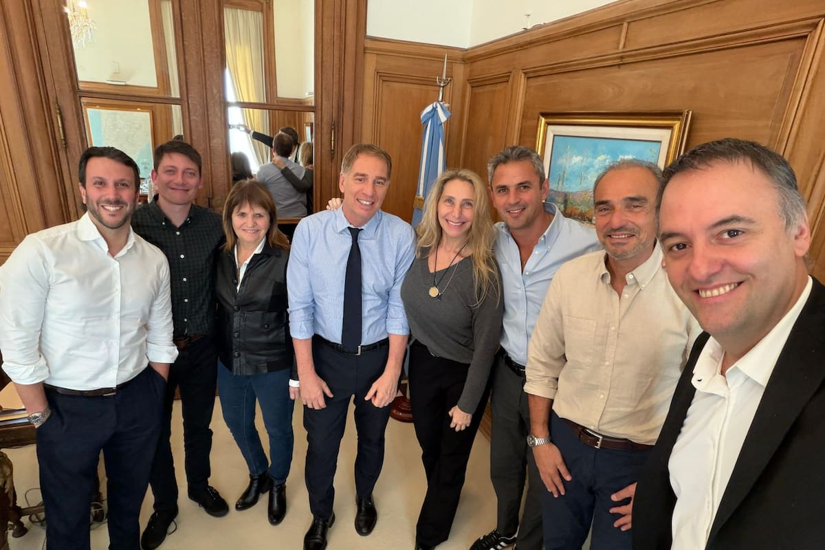 Devitt, Caputo, Bullrich, Santilli, Karina Milei, Martín Menem, "Lule" Menem y Adorni, durante la reunión