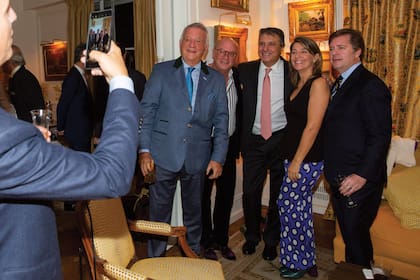 Devorik y sus amigos Martín Cabrales, Martín Uriburu, Fernanda Martínez Castro y Leo Montes posan divertidos en un rincón del piso de Recoleta del anfitrión, para un fotógrafo de lujo, Javier Iturrioz.
