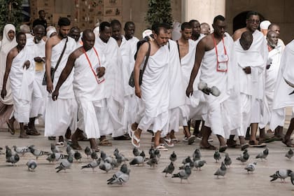 Devotos del islam transitan afuera de la Gran Mezquita previo a la peregrinación anual en La Meca, Arabia Saudita, el sábado 24 de junio de 2023.