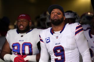 Alaric Jackson golpea a Bradley Chubb tras la victoria de Buffalo en tiempo extra sobre Rams