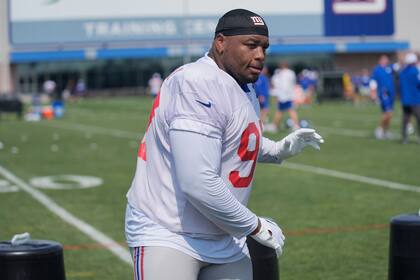 Dexter Lawrence, tacle defensivo de los Giants de Nueva York participa en ejercicios en el campamento de entrenamiento del equipo el domingo 28 de julio del 2024. (AP Foto/Seth Wenig)
