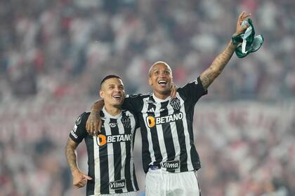 Deyverson (derecha) y Guilherme Arana de Atlético Mineiro de Brasil celebran tras avanzar a la final de la Copa Libertadores y dejar eliminado a River Plate de Argentina, el 29 de octubre de 2024. (AP Foto/Natacha Pisarenko)