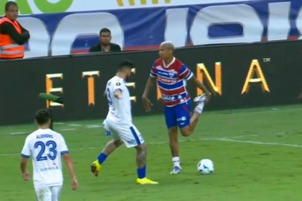 Deyverson, el delantero de Fortaleza, y au amago frente a Elías Gómez