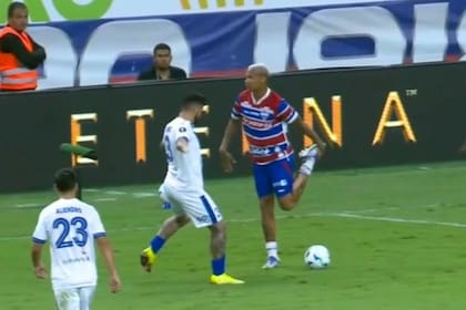 Deyverson, el delantero de Fortaleza, y au amago frente a Elías Gómez