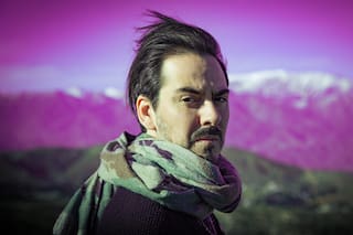 Dhani Harrison vuelve entre autopistas congestionadas, superhéroes y Banksy