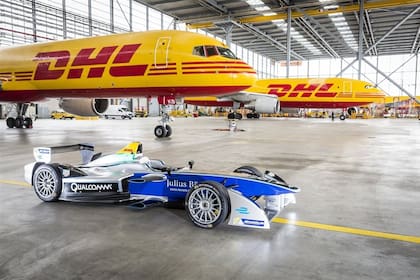 DHL utiliza dos Boeing 747 cargueros para transportar los 42 automóviles