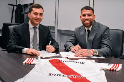 Di Carlo, durante la firma del contrato con Nicolás Otamendi, el primer refuerzo para Coudet