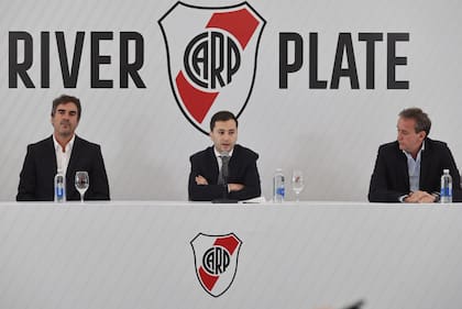 Di Carlo, el presidente de River, acompañado por Andrés Ballotta (vicepresidente 1°) e Ignacio Villarroel (vicepresidente 2°)