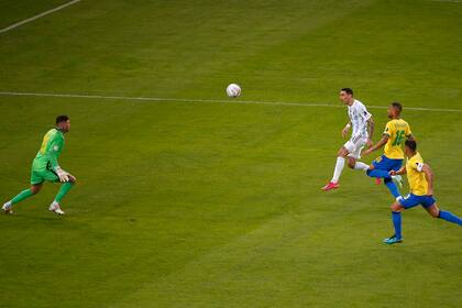 Di María define sobre la salida de Ederson y marca el gol que le dará a la Argentina la Copa América 2021