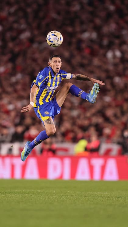 Di María en el aire, una postal de fútbol
