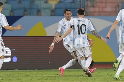 Di María grita con todas las ganas el golazo de Messi