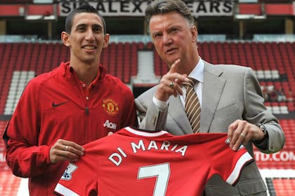 Di María junto con Van Gaal en la presentación en Manchester United, en agosto de 2014