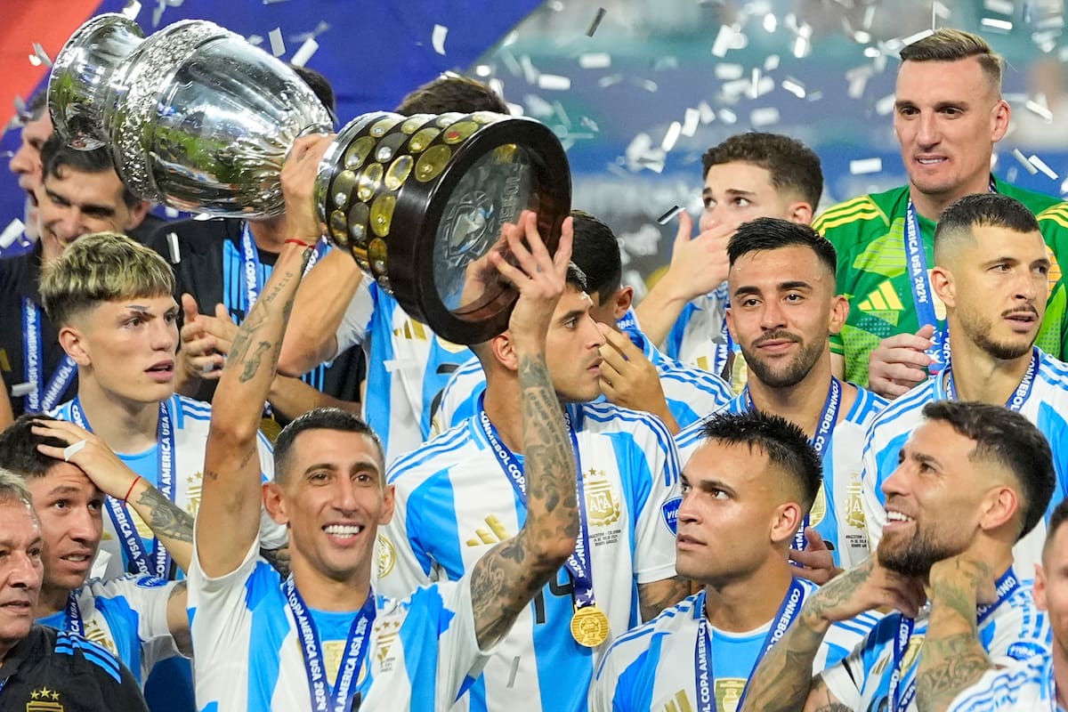 Di María levanta la Copa América en el Hard Rock, en su despedida con la celeste y blanca. (AP Foto/Julio Cortez)