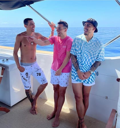 Di María, Lo Celso y Paredes en un yate