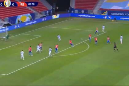 Di María puso un preciso pase para Papu Gómez que tiró la diagonal y definió de manera estupenda sobre Silva