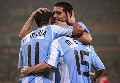 Di María, Riquelme y Messi, juntos en la selección argentina.