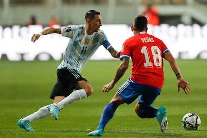 Di María se prepara para ejecutar un tiro imposible de atajar para Claudio Bravo
