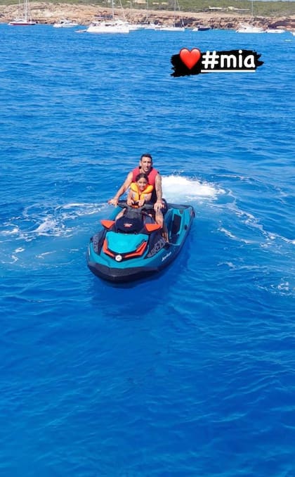 Di María también anduvo en moto de agua con su hija Mía