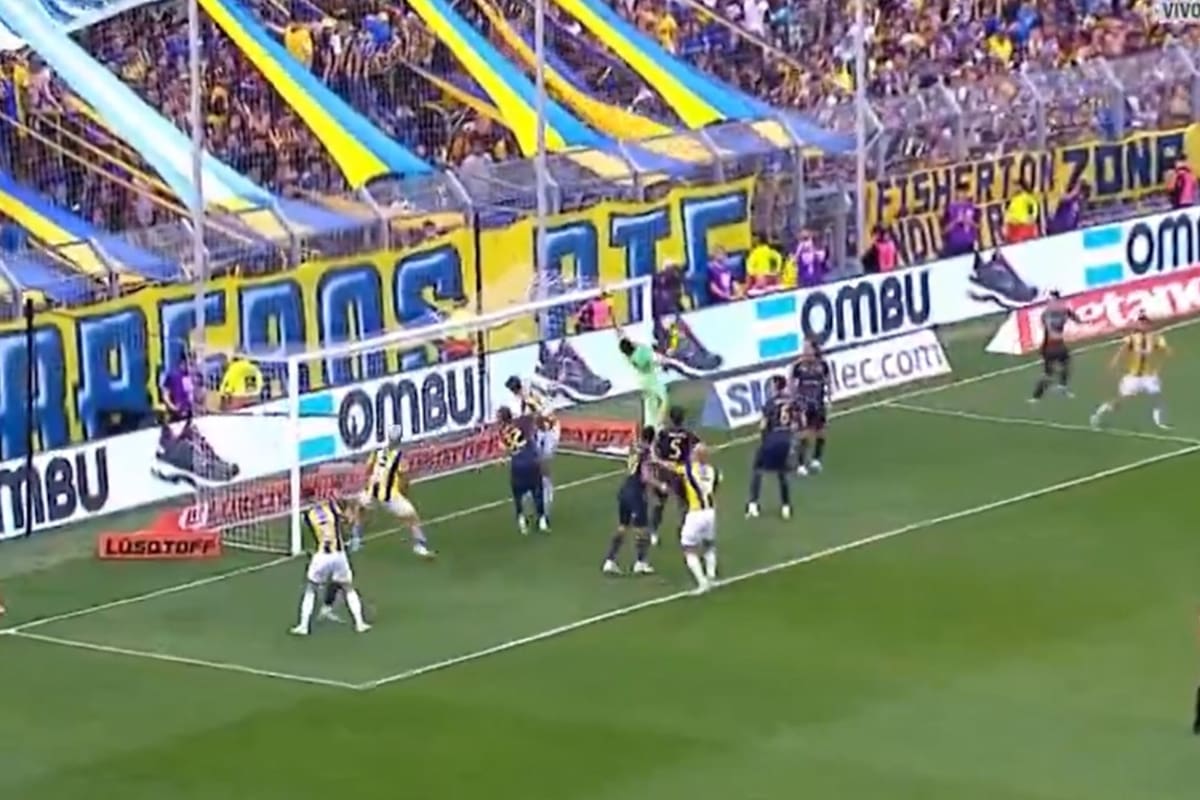 Di María ya ejecutó el córner desde la derecha. La pelota ingresó en el segundo palo para establecer el 1 a 1