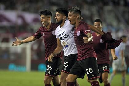 Di Plácido y Auzqui se suman al festejo de Marcelino Moreno, de remera blanca, en el primer gol de Lanús