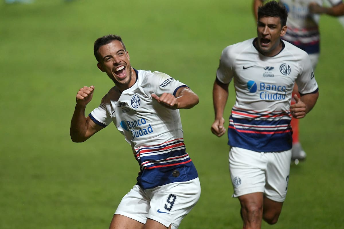 Di Santo celebra su gol, seguido por Braghieri: San Lorenzo venció a Rosario Central.