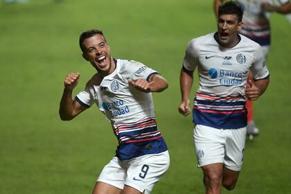 Di Santo celebra su gol, seguido por Braghieri: San Lorenzo venció a Rosario Central.