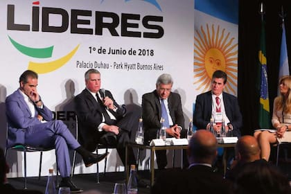 En un seminario, ejecutivos de Brasil y la Argentina previeron el freno de la industria local, perjudicada por la devaluación del peso y el proceso electoral brasileño