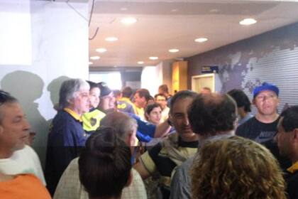 Di Zeo posa para la foto a pedido de los hinchas