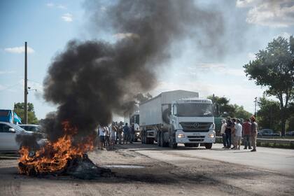 Día 2 del paro del campo en cruce de rutas AO12 Y 34. Realizaban control de cargas y desviaban camiones hacia Rosario, el 12 de enero del 2021