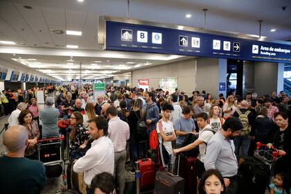 Día caótico en el Aeroparque porteño; miles de pasajeros varados por una medida gremial