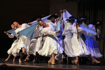 El "Pericón Nacional" del Ballet Folklórico, un buen final de fiesta