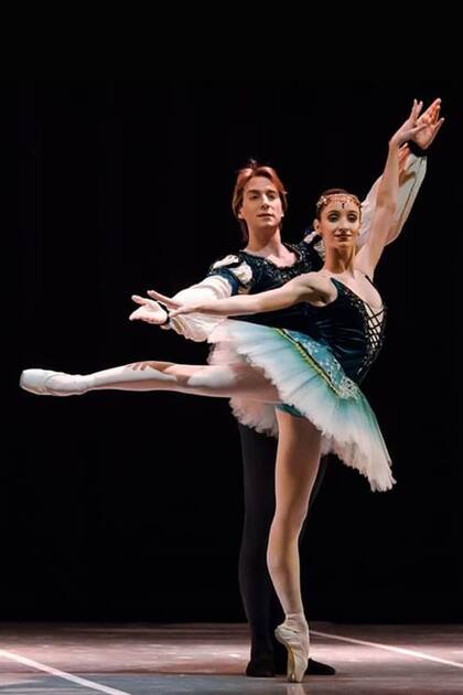 Federico Fernández y Camila Bocca, bailarines del Teatro Colón, en el pas de deux de "La Esmeralda" (BAB)