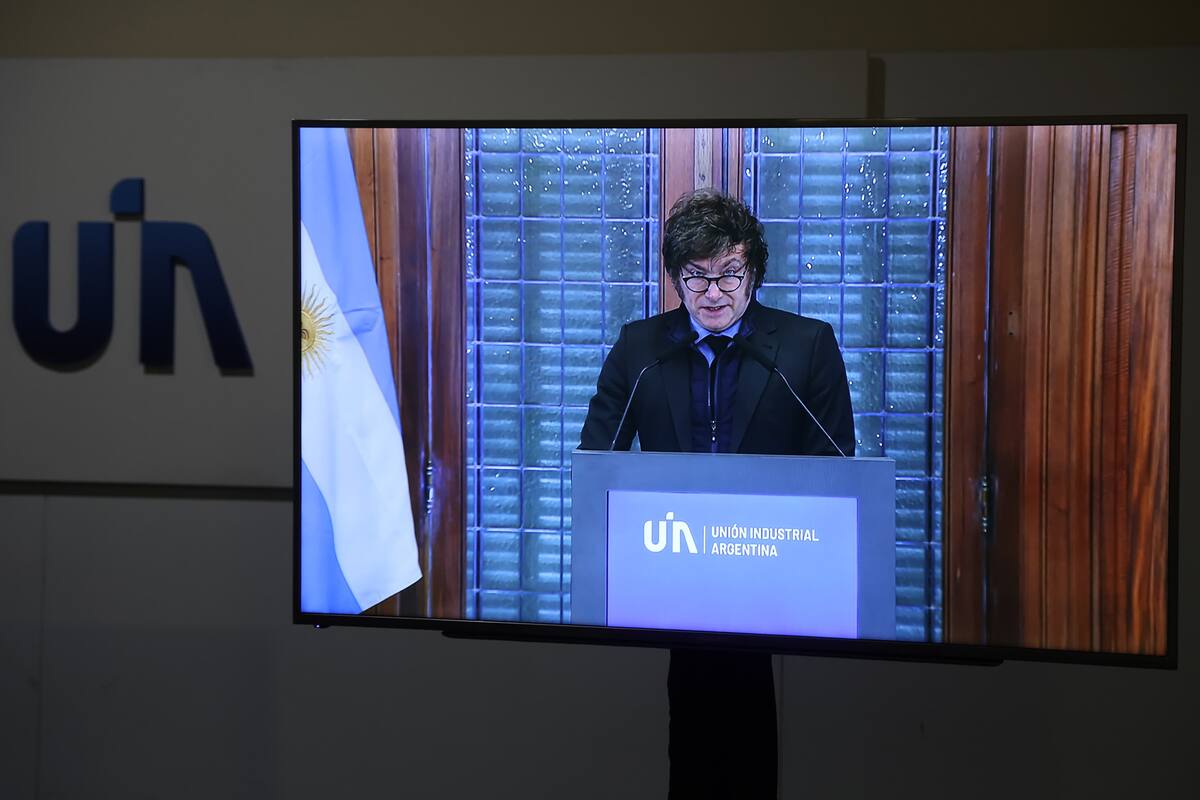 Día de la Industria en la UIA. Javier Milei en un monitor desde la sala de prensa
