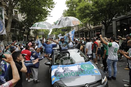 Además de camiones y colectivos, hubo gente que se manifestó en autos o caminando