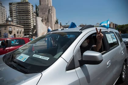 En Rosario la caravana por el Día de la Lealtad se concentró en torno al Monumento a la Bandera