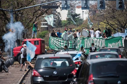 La columna de autos se acerca al Monumento a la Bandera, en Rosario