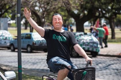 Algunos manifestantes llevaron máscaras alusivas en el Día de la Lealtad en el Monumento a la Bandera, en la ciudad de Rosario