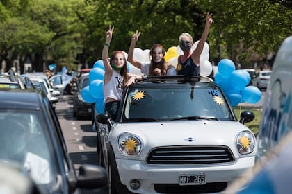 En Rosario la caravana por el Día de la Lealtad se concentró en torno al Monumento a la Bandera
