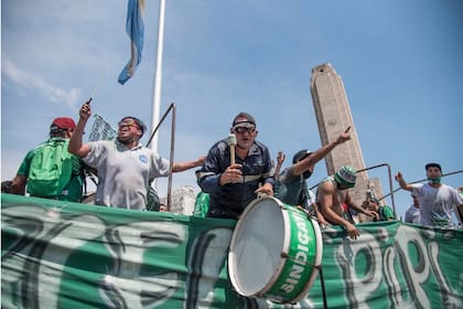 En Rosario la caravana por el Día de la Lealtad se concentró en torno al Monumento a la Bandera