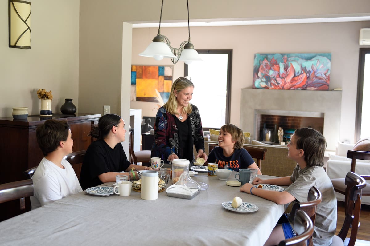 Día de la madre: Belén Royo junto a sus cuatro hijos: postergó su profesión para dedicarse de lleno a la crianza