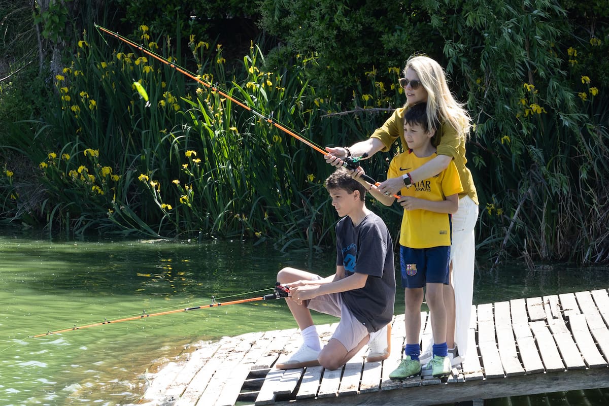 Día de la madre: Paula Escudero con sus hijos Tomás y Francisco, a los que educa sin importarle los cuestionamientos de su entorno