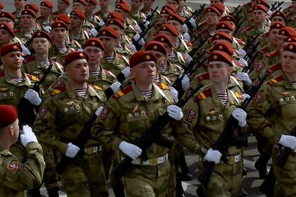 Militares rusos marchan el día de la independencia del país