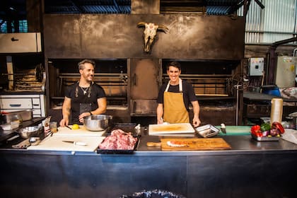 Día del asado en el Patio de los Lecheros: el puesto de Asame mucho tiene variadas opciones, al plato o en pan.
