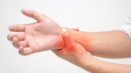 Uno de los síntomas más recurrentes es la rigidez y el dolor articular