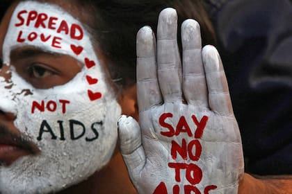 Un estudiante se pinta la cara con mensajes durante una campa?a de concientización sobre el VIH con motivo del Día Mundial de la Lucha contra el SIDA en Chandigarh, India